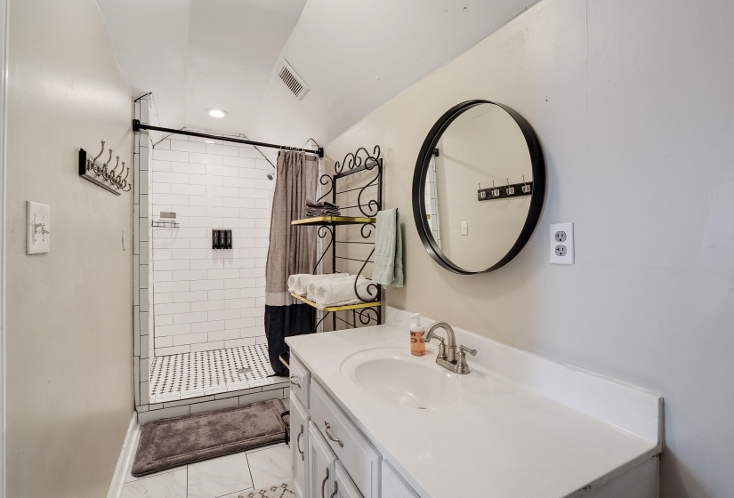 2096 LINDEN AVE, Memphis, Tennessee 38104, 3 Bedroom Bedrooms, 6 Room Rooms,2 BathroomBathrooms,Residential,For Sale,LINDEN,0,10223866