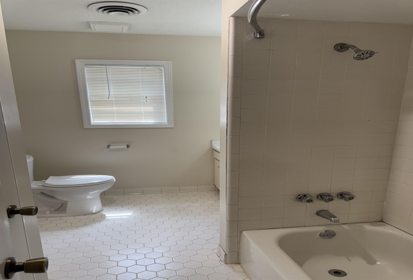 5659 HINTON PL, Memphis, Tennessee 38119, 2 Bedrooms Bedrooms, ,1.1 BathroomsBathrooms,Duplexes,For Sale,HINTON,10223875