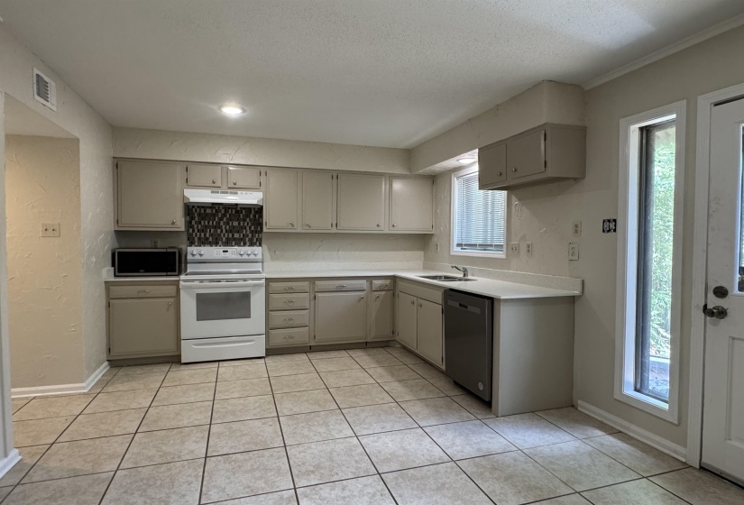 5659 HINTON PL, Memphis, Tennessee 38119, 2 Bedrooms Bedrooms, ,1.1 BathroomsBathrooms,Duplexes,For Sale,HINTON,10223875