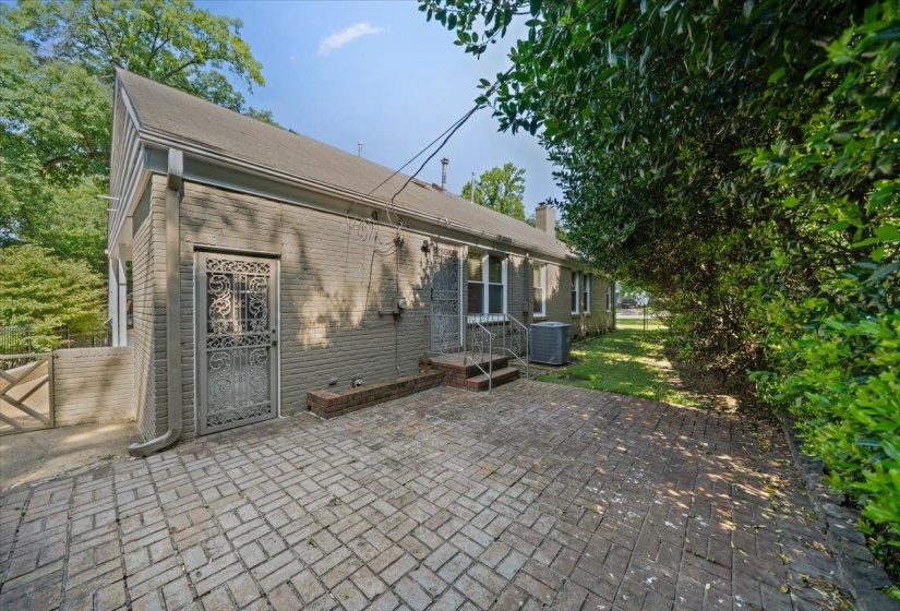410 HOLMES CIR, Memphis, Tennessee 38111, 2 Bedroom Bedrooms, 6 Room Rooms,2 BathroomBathrooms,Residential,For Sale,HOLMES,0,10223888