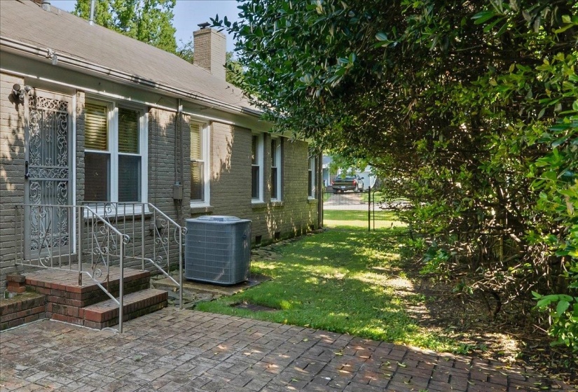 410 HOLMES CIR, Memphis, Tennessee 38111, 2 Bedroom Bedrooms, 6 Room Rooms,2 BathroomBathrooms,Residential,For Sale,HOLMES,0,10223888