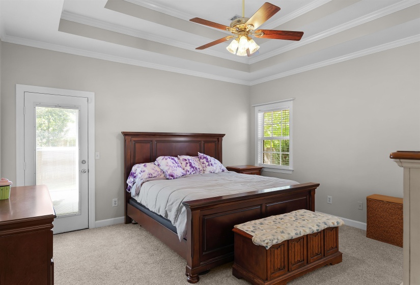 Tray ceiling with crown molding and a ceiling fan light fixture