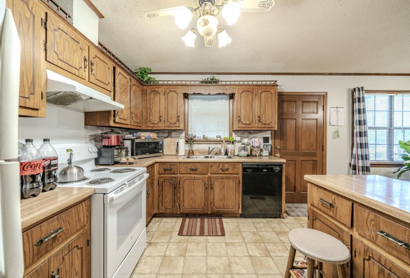 1172 BROOKS RD, Selmer, Tennessee 38375, 3 Bedrooms Bedrooms, 8 Rooms Rooms,1.1 BathroomsBathrooms,Residential,For Sale,BROOKS,10223918