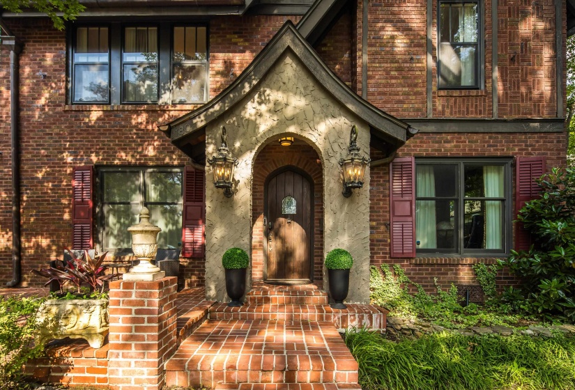 180 CRESTMERE PL, Memphis, Tennessee 38112, 4 Bedroom Bedrooms, 8 Room Rooms,2.1 BathroomBathrooms,Residential,For Sale,CRESTMERE,0,10223362