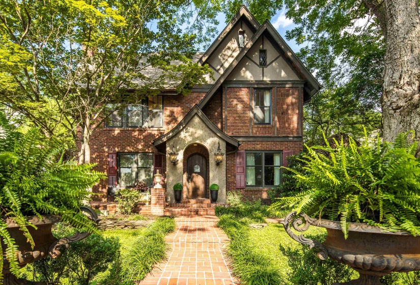 180 CRESTMERE PL, Memphis, Tennessee 38112, 4 Bedroom Bedrooms, 8 Room Rooms,2.1 BathroomBathrooms,Residential,For Sale,CRESTMERE,0,10223362