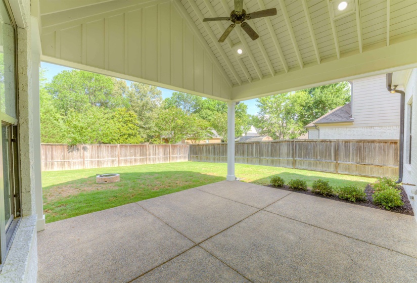 Expansive covered patio with a vaulted ceiling, recessed lighting, and a ceiling fan